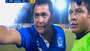 Nahún Espinoza cuando le hacía el reclamo al cuarto árbitro Armando Castro.