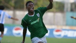 Carlo Costly, a sus 37 años de edad, se vuelve a poner la primera camisa que utilizó en la primera división de Honduras, la del Platense.