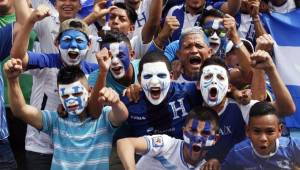 Los aficionados que se den cita al estadio Morazán pueden cantar y darles aliento a los seleccionados, pero sin ofender al rival. Foto DIEZ