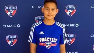 Ángel Steven tras firmar su contrato con el FC Dallas. Jugará en categoría Sub-13.