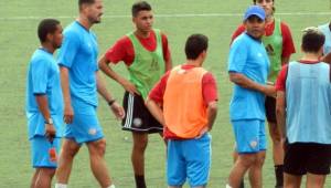 Amado Guevara girando las primera indicaciones al mando de la selección puertorriqueña. Foto El Huracán Azul Puerto Rico