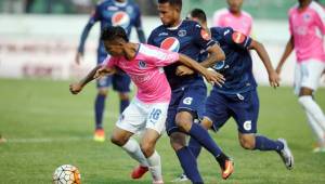 Carlos Discua de Motagua disputa la pelota con el mediocampista del Olimpia, Gerson Rodas durante el clásico. Foto Juan Salgado