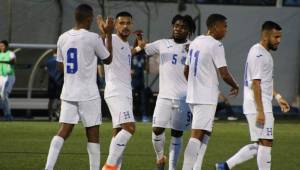 Los jugadores catrachos celebran las anotaciones ante Nicaragua.