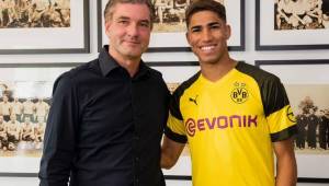 Achraf al momento de ser presentado como nuevo jugador del Borussia Dortmund de Alemania. Foto @BVB