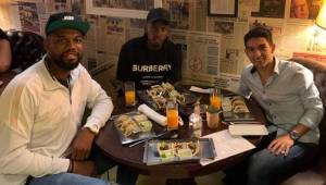 Jorge Benguché, Jonathan Rubio y Alberth Elis cenando juntos en un restaurante en Portugal.