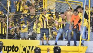 Momentos cuando aficionados de la Megabarra rompieron uno de los portones del Morazán para ingresar a la cancha en el partido contra Olimpia.