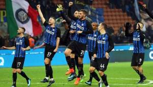 Los jugadores del Inter celebrando ante su afición luego del triunfo.