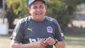 El entrenador del Olimpia, Nahún Espinoza, atendiendo a los medios de comunicación tras el entrenamiento antes de medirse al Motagua. Foto Juan Salgado