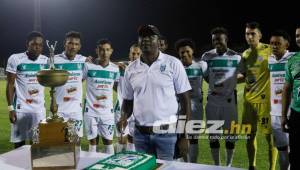 Y como es costumbre, en cada cumpleaños no pudo faltar el pastel para conmemorar el evento y fue en manos del legendario exfutbolista escualo, Édgar Álvarez. Fotografías: Edwin Romero.