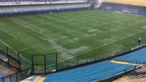 Así se encuentra La Bombonera debido a la lluvia que cae desde tempranas horas de hoy. (Foto cortesía Tyc Sports)