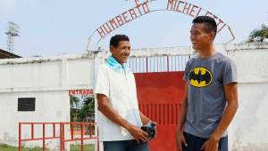 El capitán del Honduras Progreso, Juan Delgado, junto a su padre, Jorge, quien llega todos los días a alentarlo en los entrenamientos. Foto Neptalí Romero