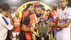 El entrenador del Olimpia, Pedro Troglio, con el último campeonato que levantó con Olimpia en el torneo pasado que venció a Motagua en la final. Fotos archivo | DIEZ