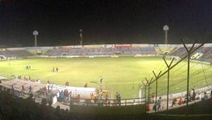 Las dos torres del estadio Ceibeño que no encendieron para el juego de esta sábado.