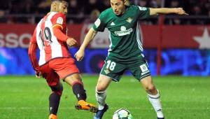 El delantero hondureño Choco Lozano disputa la pelota con el mexicano Andrés Guardado durante el partido entre Girona y Betis. Foto EFE