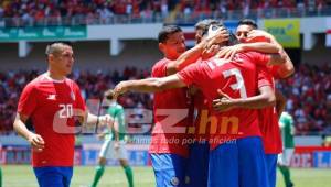 Johan Venegas marcó el primero de Costa Rica ante Irlanda del Norte. FOTO: DIEZ.HN