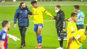 El Choco Lozano cuando salía del partido del pasado fin de semana con el Cádiz, lesionado de la rodilla que ahora lo tiene fuera de actividad. Foto cortesía | Cádiz