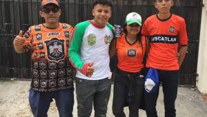 Un reducido grupo de aficionados del Águila de El Salvador han llegado al Yankel.