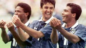 Esta es la imagen donde Bebeto celebra el gol con Romario y otro compañero dedicado a su hijo recién nacido que ahora firmó un contrato millonario.