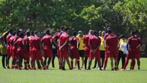 El estratega uruguayo reunió a los jugadores previo al entrenamiento.