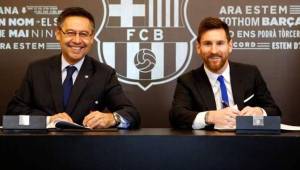 Leo Messi cuando firmaba la semana pasada la extensión de su contrato con el Barcelona junto al presidente, Bartomeu. Foto Agencia