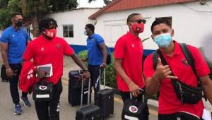 El hondureño Bryan Moya con sus compañeros angoleños cuando partían rumbo a Sudáfrica para enfrentar la Champions League de ese continente. Foto cortesía