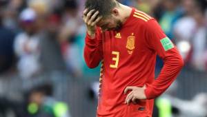 Piqué se lamenta tras quedar fuera del Mundial de Rusia 2018 a manos de los anfitriones.