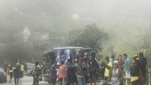 Mueren 10 hinchas de Barcelona tras accidente de tránsito de bus, en la vía Cuenca-Molleturo en Ecuador.