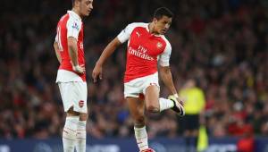 Mesut Ozil y Alexis Sánchez podrían abandonar el Arsenal en el mercado de fichajes de enero. Foto AFP