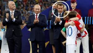 Emmanuel Macron saludó y felicitó a cada uno de los jugadores de Croacia.