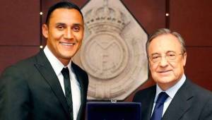 Keylor Navas posando junto al presidente del Real Madrid, Florentino Pérez.