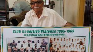 Don Fausto muestra algunas de sus históricas fotografías del Platense.