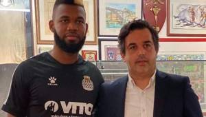 El atacante Jorge Benguché junto al presidente el Boavista Vítor Murta tras firmar su contrato.