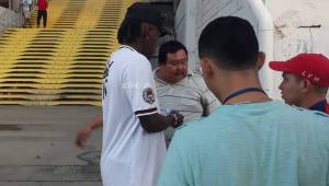 El momento en el que Alberth Elis hacía su ingreso al Estadio Olímpico para observar el clásico Olimpia-Motagua. Foto Kelvin Coello