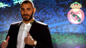 Benzema posando durante su renovación con el Real Madrid.