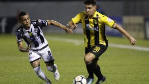 Adalberto Carrasquilla disputa el balón con Jhow Benavidez durante el duelo de Concaf League