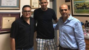 Getsel Montes estuvo junto a Eloy Page y Fuad Abufele durante la firma de su nuevo contrato con Real España. Foto: Cortesía Real España