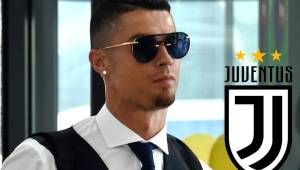 A picture taken on July 7, 2018 in Turin shows a man in downtown Turin reading italian sports newspaper giving importance to the arrival of Portugal's forward Cristiano Ronaldo. Spain's media said goodbye to superstar Cristiano Ronaldo while Italy's welcomed him on July 6 after persistent reports that the five-time Ballon d'Or winner will leave Real Madrid for Italian champions Juventus. / AFP PHOTO / Isabella Bonotto