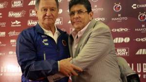Enrique 'Ojitos' Meza fue presentado como nuevo técnico del Veracruz y de inmediato puso manos a la obra. Foto @ClubTiburones