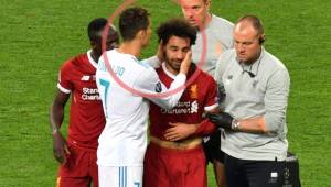 Cristiano consoló a Salah luego de la falta que lo obligó a dejar el partido.