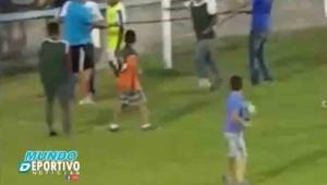 Momentos en que se daba la pelea en el estadio del Lepaera FC.