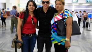 Vanessa Oliva y la madre del futbolista junto a Arnold Peralta (QDDG)