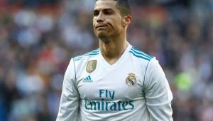 Cristiano Ronaldo rechazó una jugosa oferta de China y se inclinaría más por la propuesta deportiva de la Juventus. Foto AFP