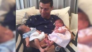 Cristiano junto a sus gemelos, Eva y Mateo.