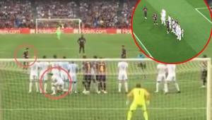 Hirving 'Chucky' Lozano se agachó detrás de la barrera para evitar un disparo raso de Messi.
