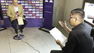 El entrenador de la Selección de Honduras en charla con el periodista de DIEZ-TV, Jorge Fermán en Tegucigalpa. Foto Ronal Aceituno