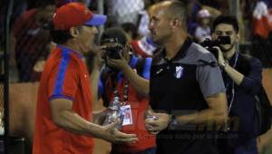 El Dt de Olimpia, Pedro Troglio junto al entrenador de Honduras Progreso, Julio Rodríguez.