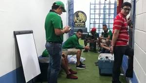 Los jugadores del Marathón en los pasillos que dan acceso a los vestidores, pues no pudieron ubicarse en el camerino del Olimpia. Foto Juan Salgado