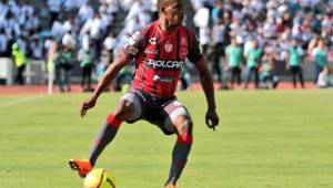 El defensor hondureño Brayan Beckeles está jugando de titular con el Necaxa que está enfrentando a Lobos Buap. Foto cortesía Necaxa