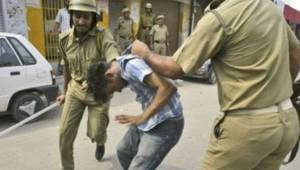 Los policía en la India son agresivos cuando encuentran un ciudadano en la calle que está incumpliendo la orden de toque de queda debido al brote del covid-19.