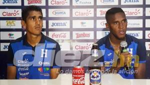 El defensor Brayan Beckeles junto a Jorge Claros en la conferencia de prensa previo al partido que disputarán este martes contra EUA. Foto Delmer Martínez